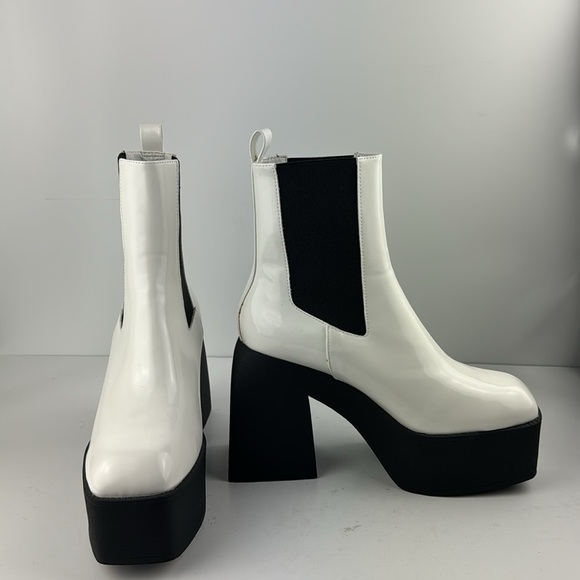 Steve Madden Shoes - STEVE MADDEN WHITE and BLACK PLATFORM BOOTIES! Brand new SIZE 8